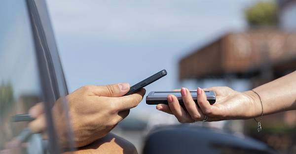 На заправках, мойках и парковках перестала работать оплата картами