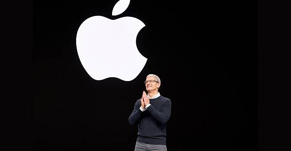 «Покойся с миром, Тим Эппл». Как отреагировали лидеры и политики на уход генерального директора Apple
